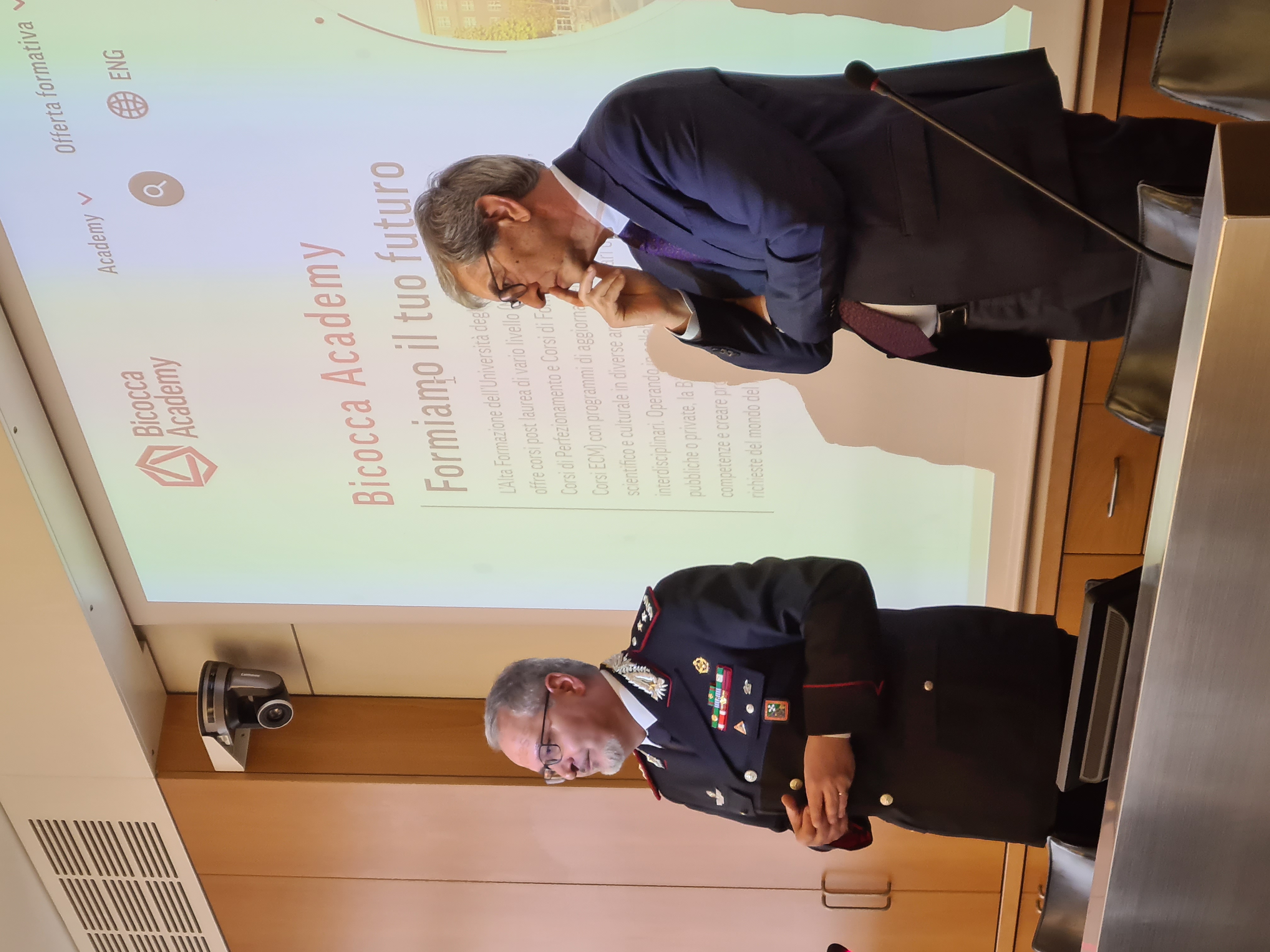 foto di carabiniere con sfondo sito bicocca