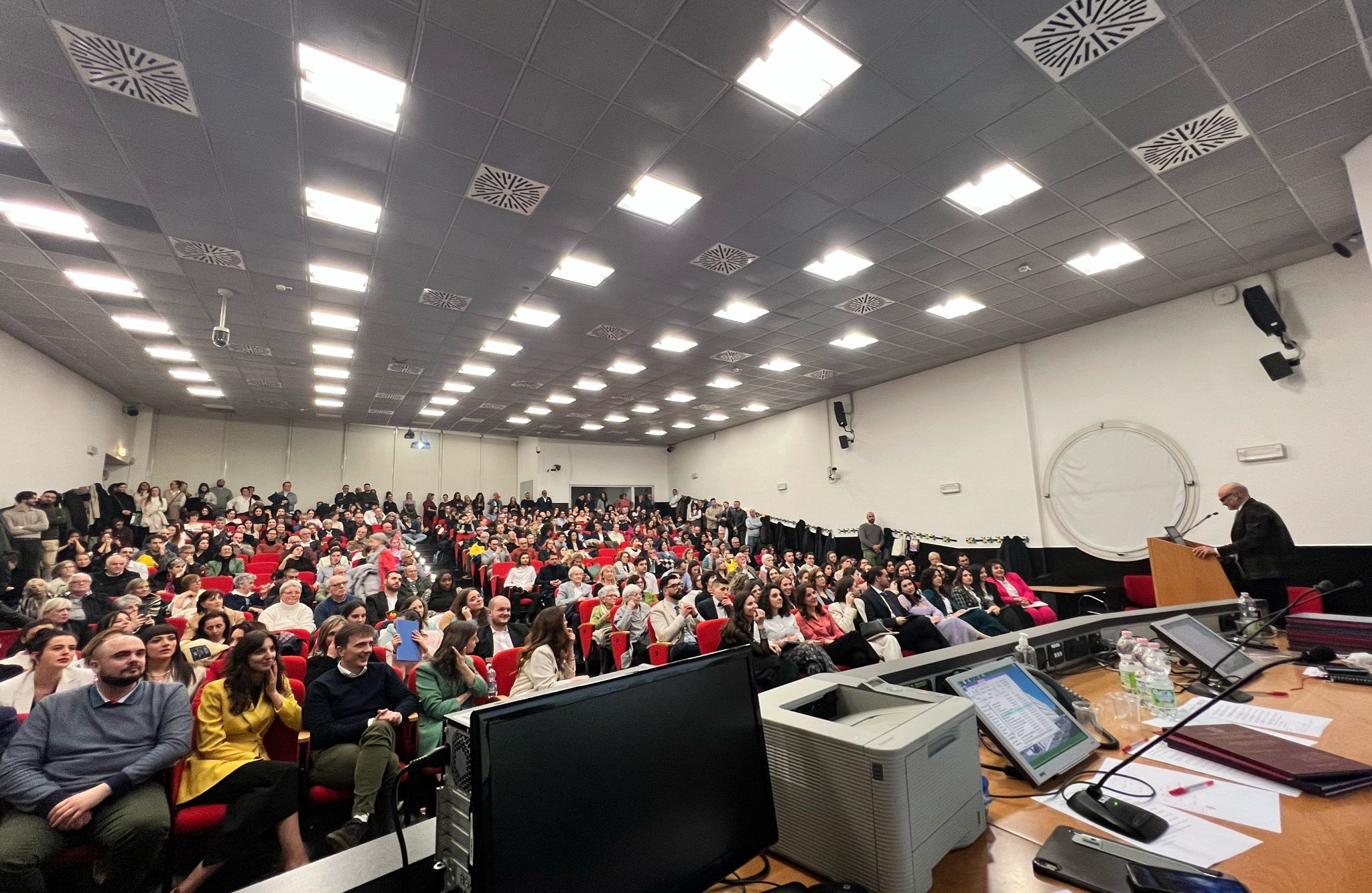 Foto dell'aula gremita